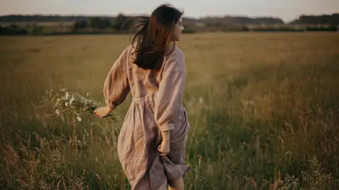 Una mujer con un vestido de lino Una mujer con un vestido de lino