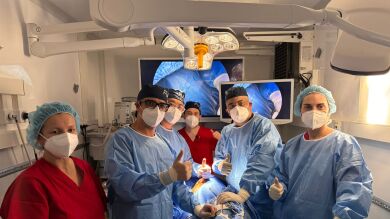 Un médico gallego realiza, por primera vez en el mundo, una operación en África con una unidad móvil de última generación