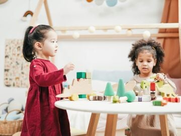 Ni&ntilde;as jugando