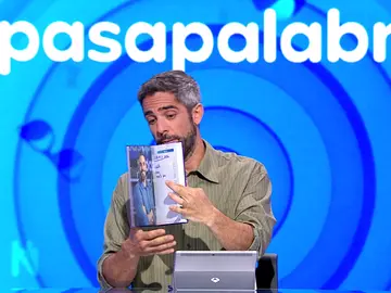 El embarazoso momento de Roberto Leal con una nota personal en pleno Pasapalabra El embarazoso momento de Roberto Leal con una nota personal en pleno Pasapalabra