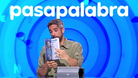 El embarazoso momento de Roberto Leal con una nota personal en pleno Pasapalabra El embarazoso momento de Roberto Leal con una nota personal en pleno Pasapalabra