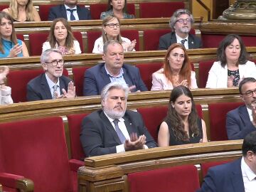 Aplausos en Junts en la investidura de Salvador Illa