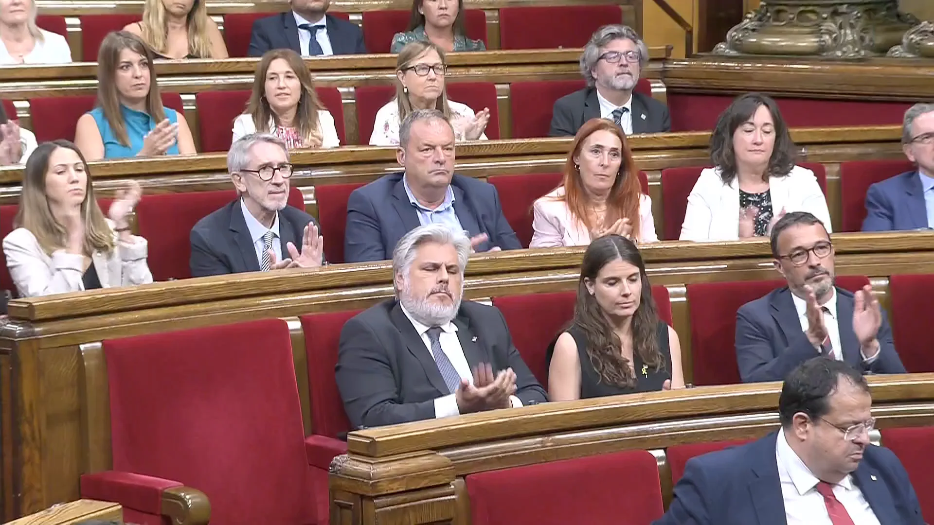 Aplausos en Junts en la investidura de Salvador Illa Aplausos en Junts en la investidura de Salvador Illa
