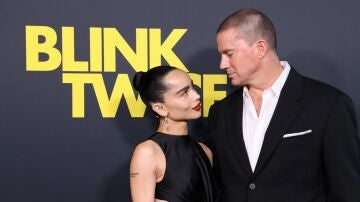 Zoë Kravitz y Channing Tatum en la primere de Parpadea dos veces