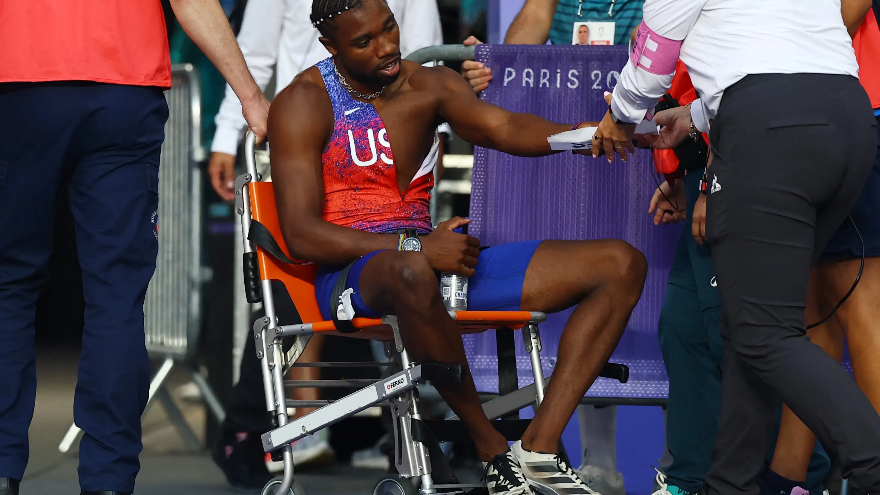 Noah Lyles, atendido tras los 200 metros lisos en París Noah Lyles, atendido tras los 200 metros lisos en París