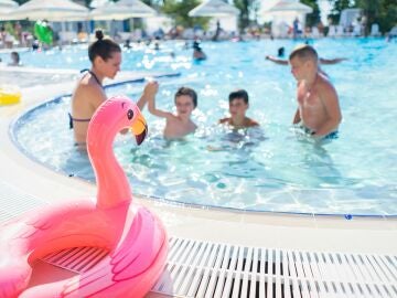 Una familia en una piscina