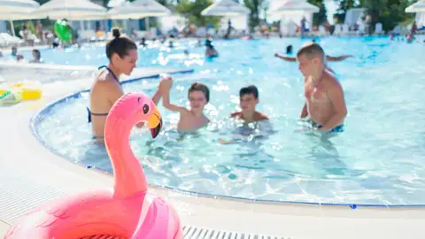 Una familia en una piscina Una familia en una piscina