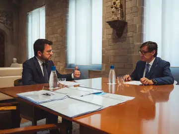 Illa y Aragonès abordan en el traspaso el futuro escenario económico catalán y las relaciones Generalitat-Estado Illa y Aragonès abordan en el traspaso el futuro escenario económico catalán y las relaciones Generalitat-Estado