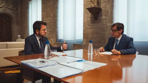 Illa y Aragonès abordan en el traspaso el futuro escenario económico catalán y las relaciones Generalitat-Estado Illa y Aragonès abordan en el traspaso el futuro escenario económico catalán y las relaciones Generalitat-Estado