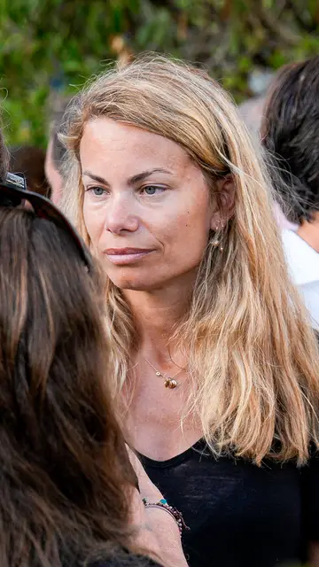 Carla Goyanes, muy afectada en el entierro de su padre Carla Goyanes, muy afectada en el entierro de su padre