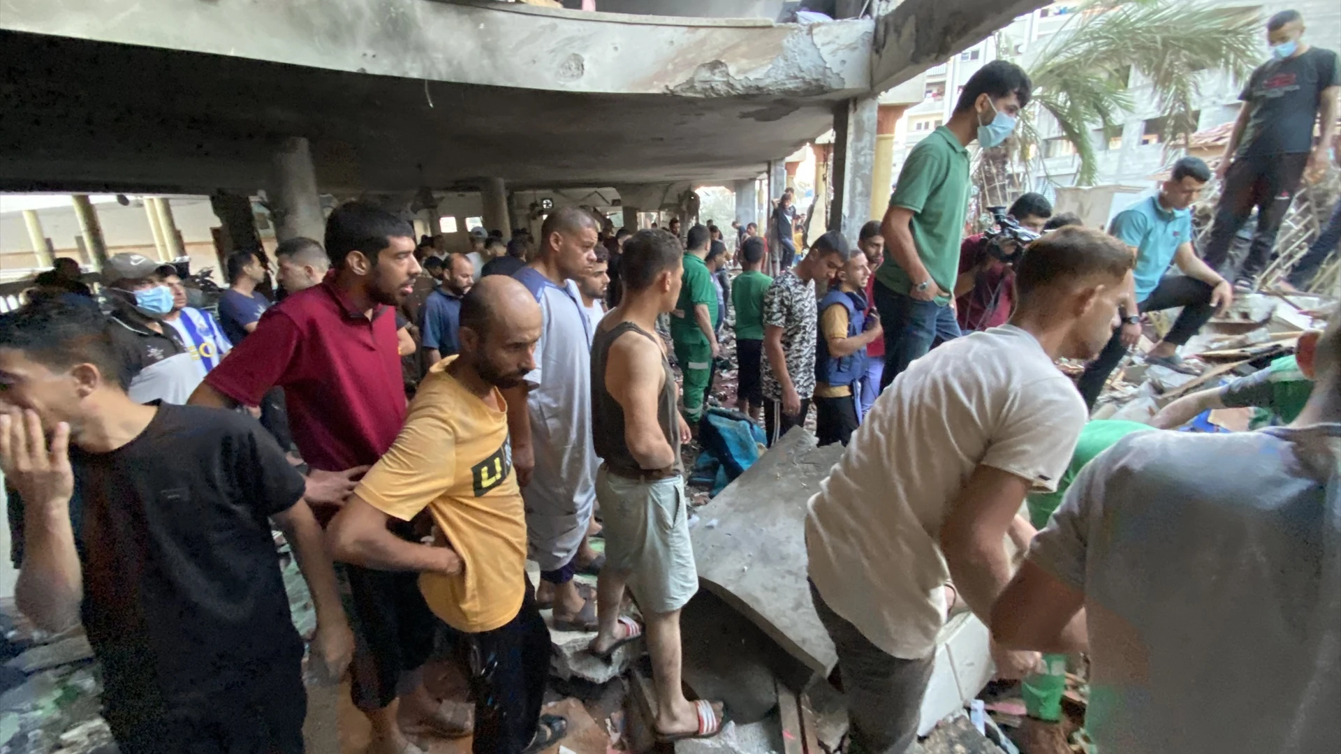 La gente comprueba los daños dentro de una escuela utilizada como refugio temporal para palestinos desplazados en la ciudad de Gaza, tras elataque israelí La gente comprueba los daños dentro de una escuela utilizada como refugio temporal para palestinos desplazados en la ciudad de Gaza, tras el ataque israelí