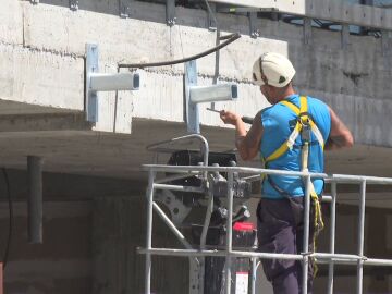 Un obrero en plena ola de calor