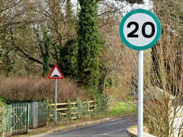 Señal de tráfico con borde verde en Belfast