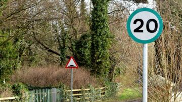 Señal de tráfico con borde verde en Belfast