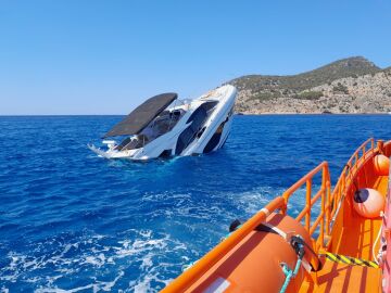 El yate hundiéndose en Camp de Mar