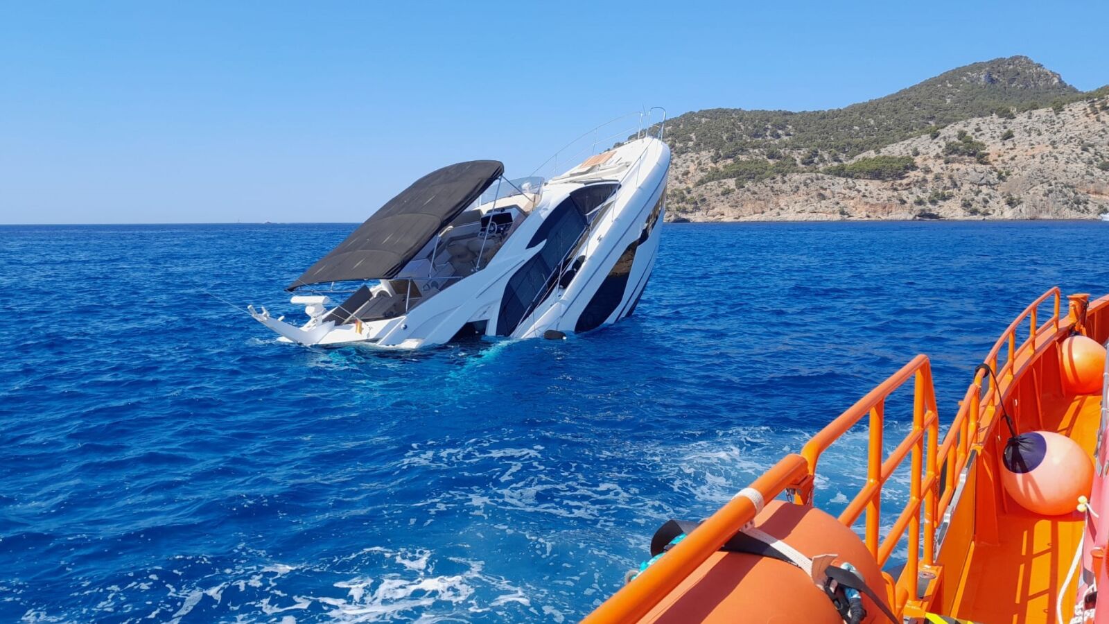 El vídeo del rescate in extremis de una familia tras el hundimiento de su yate en Camp de Mar, Mallorca