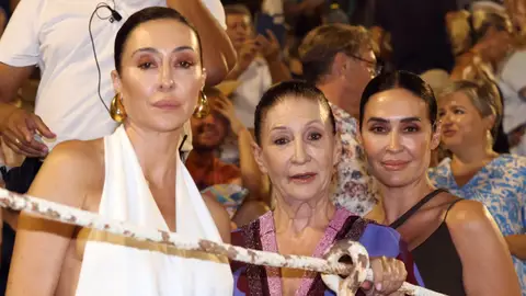 Vicky Martín Berrocal junto a su madre, Victoria, y su hermana, Rocío Vicky Martín Berrocal junto a su madre, Victoria, y su hermana, Rocío