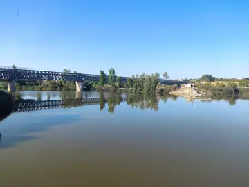 Río Guadiana, a su paso por el Palacio de Congresos de Mérida Río Guadiana, a su paso por el Palacio de Congresos de Mérida