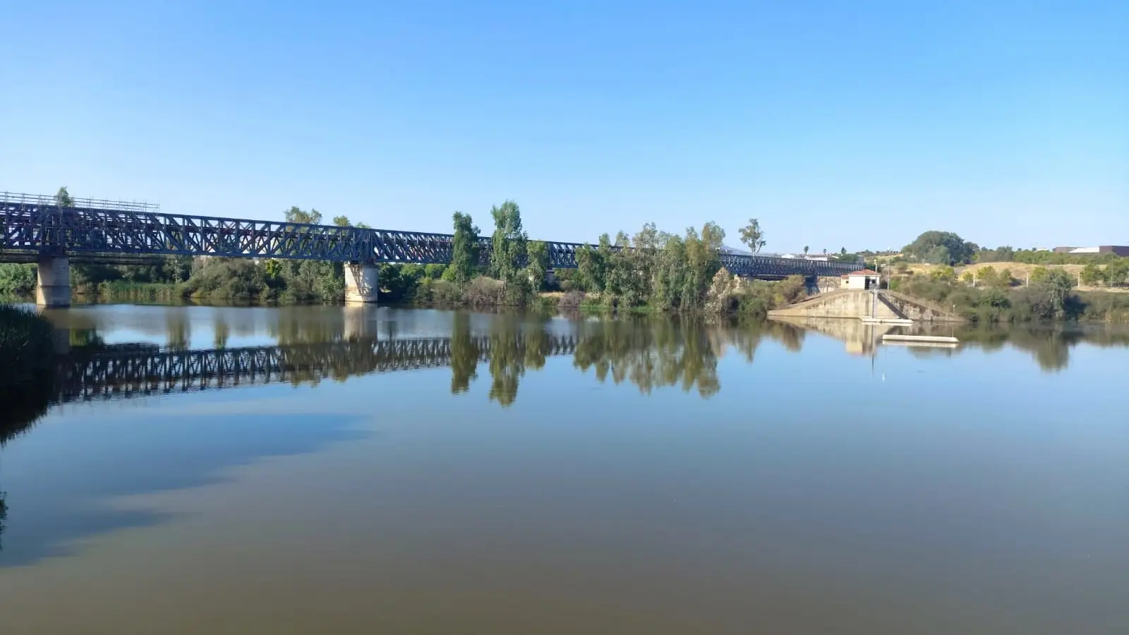 Río Guadiana, a su paso por el Palacio de Congresos de Mérida Río Guadiana, a su paso por el Palacio de Congresos de Mérida