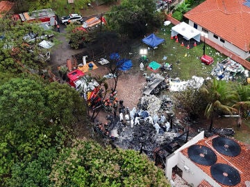 Una vista aérea muestra a personas trabajando en el lugar del accidente aéreo en Vinhedo, Sao Paulo, Brasil, el 10 de agosto de 2024.