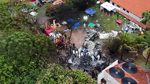 Una vista aérea muestra a personas trabajando en el lugar del accidente aéreo en Vinhedo, Sao Paulo, Brasil, el 10 de agosto de 2024. Una vista aérea muestra a personas trabajando en el lugar del accidente aéreo en Vinhedo, Sao Paulo, Brasil, el 10 de agosto de 2024.