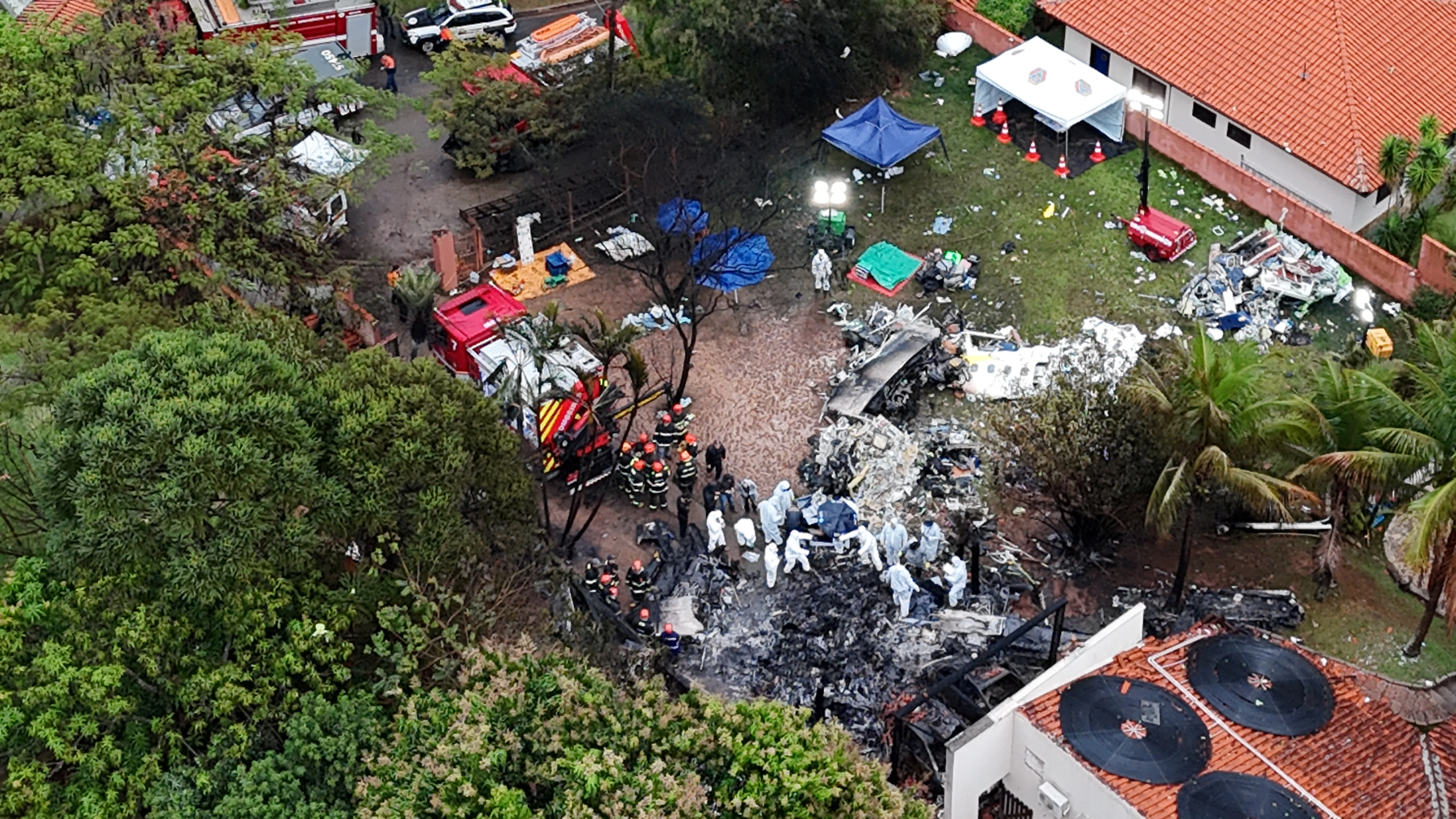 Una vista a&eacute;rea muestra a personas trabajando en el lugar del accidente a&eacute;reo en Vinhedo, Sao Paulo, Brasil, el 10 de agosto de 2024.