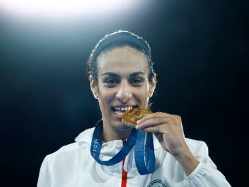 Imane Khelif con su medalla de oro