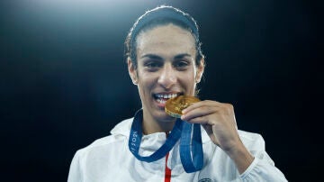 Imane Khelif con su medalla de oro