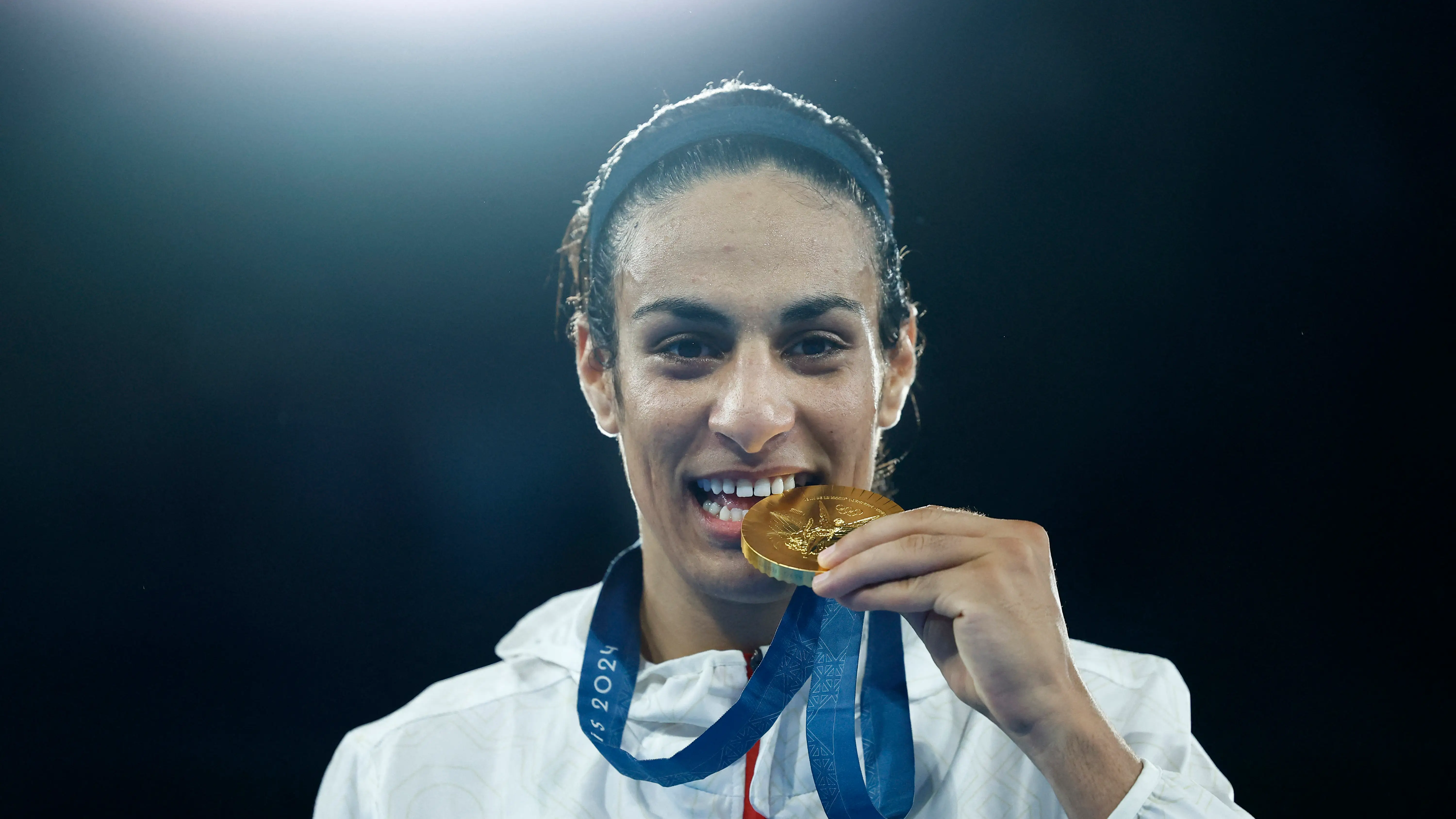 Imane Khelif con su medalla de oro