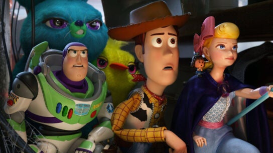 Woody, Buzz y compa&ntilde;&iacute;a en una escena de Toy Story 4