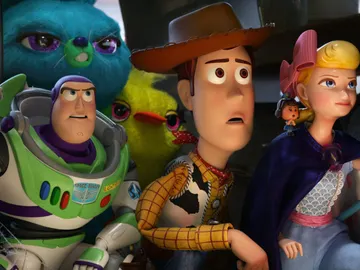 Woody, Buzz y compañía en una escena de Toy Story 4 Woody, Buzz y compañía en una escena de Toy Story 4