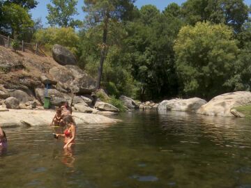 Personas bañándose en Guisando, en Ávila