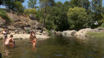 Personas bañándose en Guisando, en Ávila