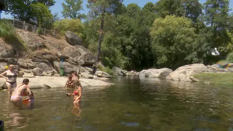 Personas bañándose en Guisando, en Ávila Personas bañándose en Guisando, en Ávila