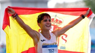 Mar&iacute;a P&eacute;rez con la bandera de Espa&ntilde;a 