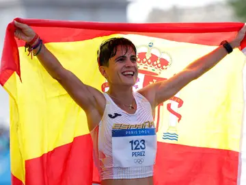 María Pérez con la bandera de España María Pérez con la bandera de España