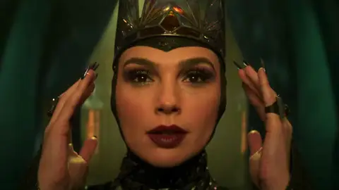 Gal Gadot como la Reina Malvada en Blancanieves Gal Gadot como la Reina Malvada en Blancanieves