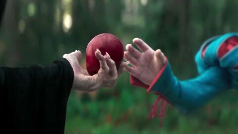 La Reina Malvada entregando la manzana a Blancanieves
