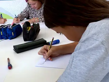 Los niños escriben cartas a sus vecinos Los niños escriben cartas a sus vecinos