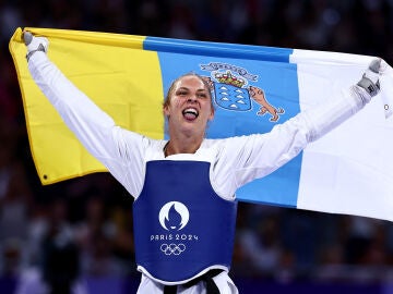 Viviana Marton con la bandera de Canarias