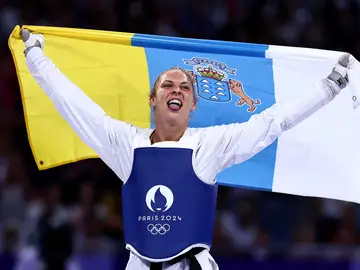Viviana Marton con la bandera de Canarias Viviana Marton con la bandera de Canarias