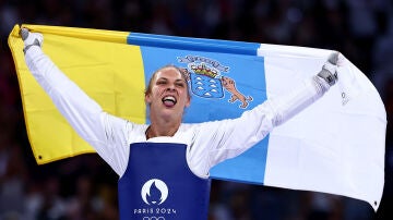 Viviana Marton con la bandera de Canarias