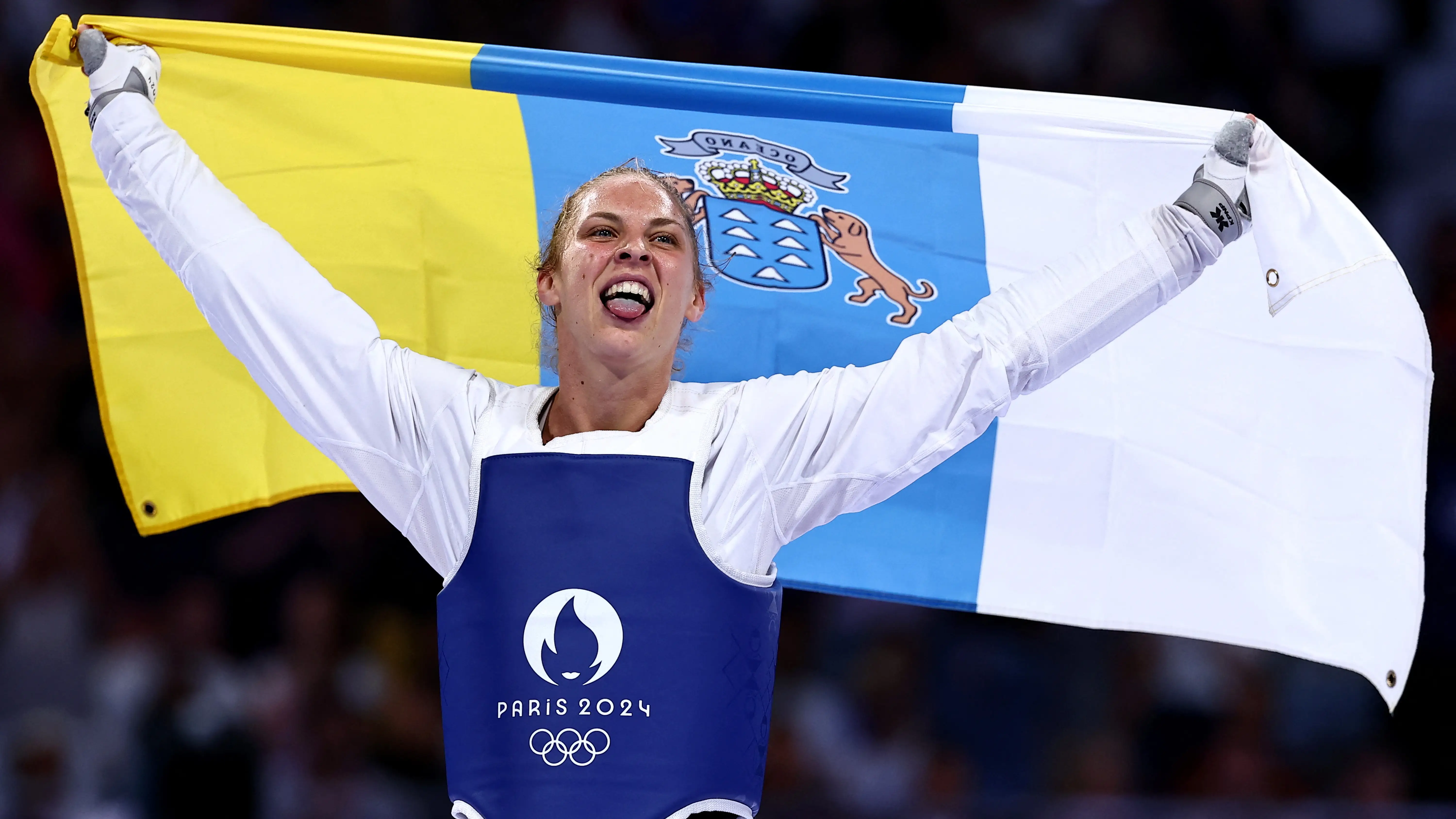 Viviana Marton con la bandera de Canarias Viviana Marton con la bandera de Canarias