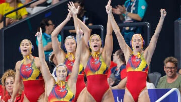 La selección femenina de waterpolo celebra un gol a Australia