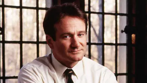 Robin Williams en El club de los poetas muertos Robin Williams en El club de los poetas muertos