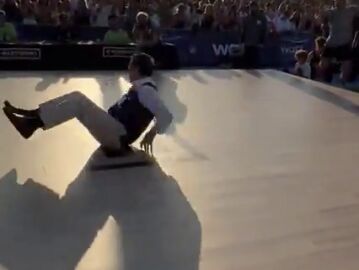 VÍDEO: El atrevido breakdance del alcalde de Vigo, Abel Caballero, en el festival de O Marisquiño