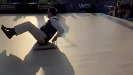 V&Iacute;DEO: El atrevido breakdance del alcalde de Vigo, Abel Caballero, en el festival de O Marisqui&ntilde;o