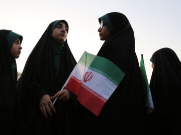 Imagen de tres mujeres en Irán. 