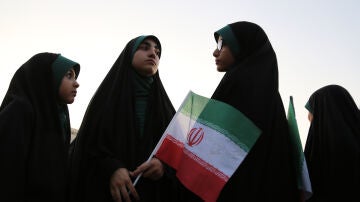 Imagen de tres mujeres en Irán. 