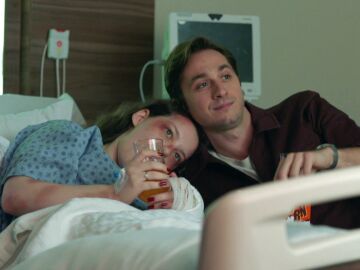 &iexcl;Sorpresa de pel&iacute;cula! Efe convierte la habitaci&oacute;n de hospital de Tuğ&ccedil;e en una peque&ntilde;a sala de cine